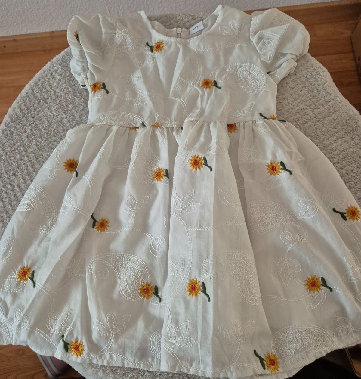 Robe de fête  — Neuf sans étiquette, a vendre d'occasion en Suisse sur Main2Main