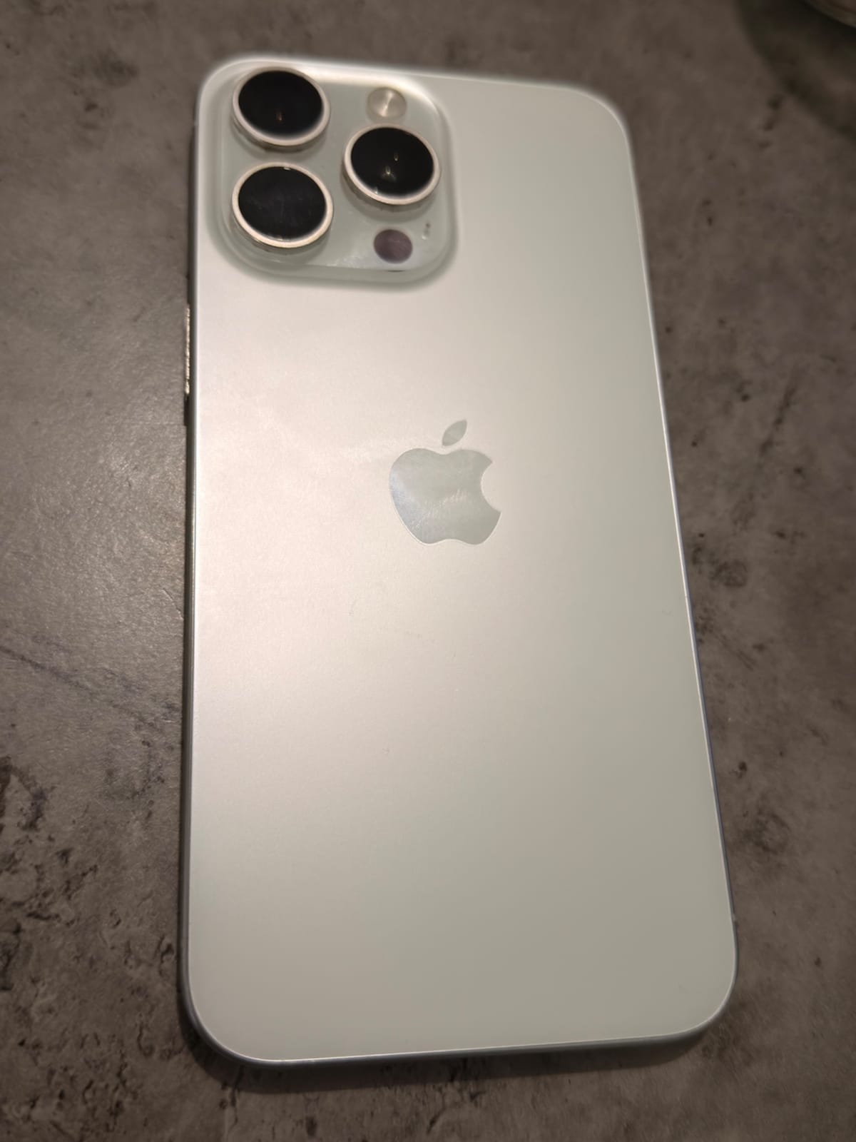 iPhone 14 pro max — Bon état, a vendre d'occasion en Suisse sur Main2Main