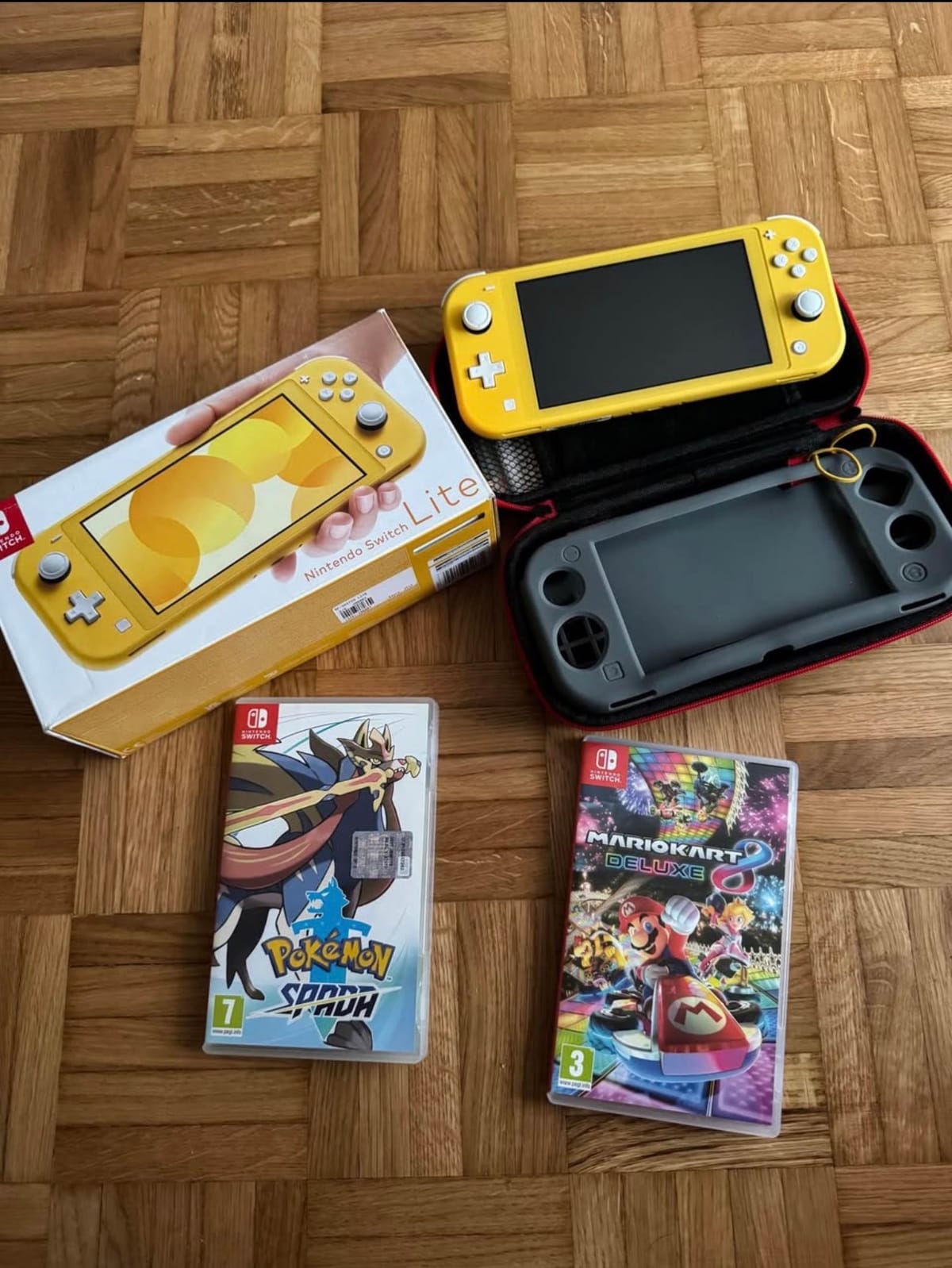 Nintendo switch + Pokémon e Mario kart — Très bon état, a vendre d'occasion en Suisse sur Main2Main